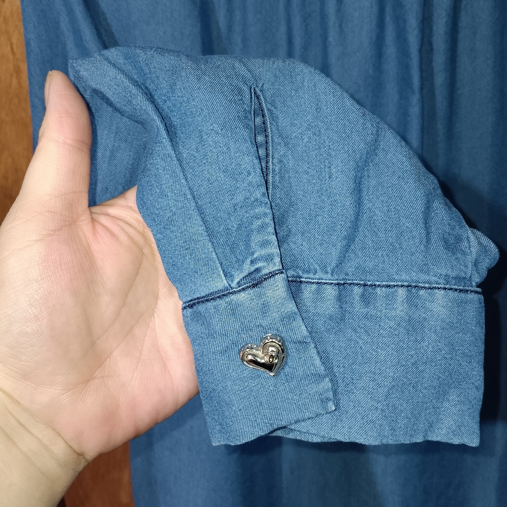 Chic Blue Button-Down Women's Shirt with Heart Buttons - Picture 5 of 6